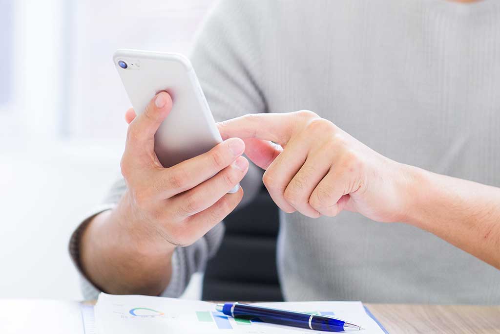 スマホを触る男性